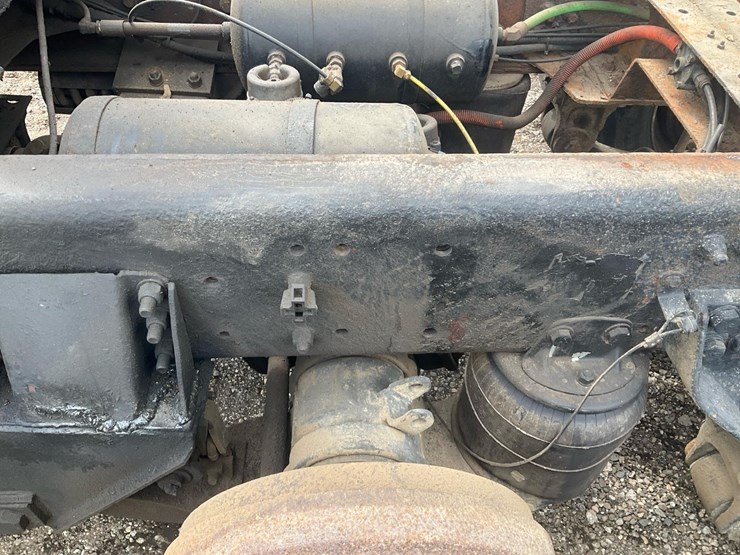 2010-freightliner-m2-106-image-59