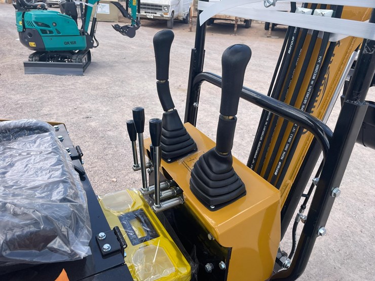 #2650-•-unused-cfg-mini-excavator-image-31