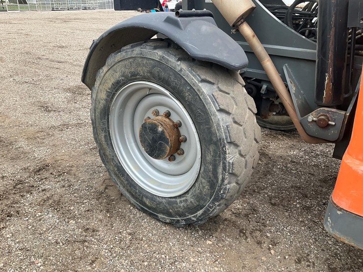 2010-jlg-g12-55a-image-17