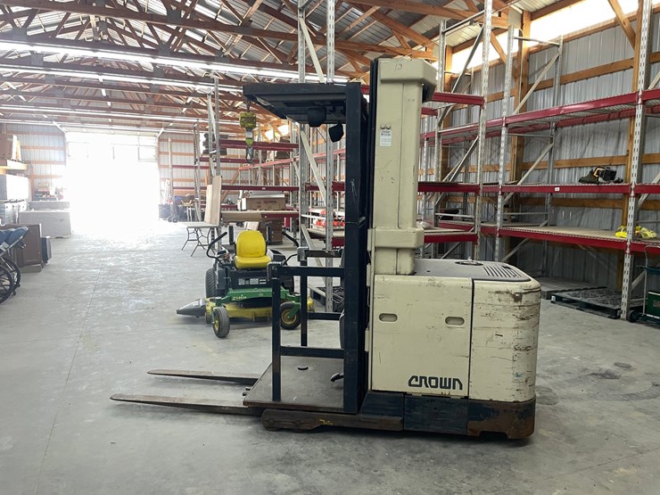 #301-•-1982-crown-electric-order-picker-image-7
