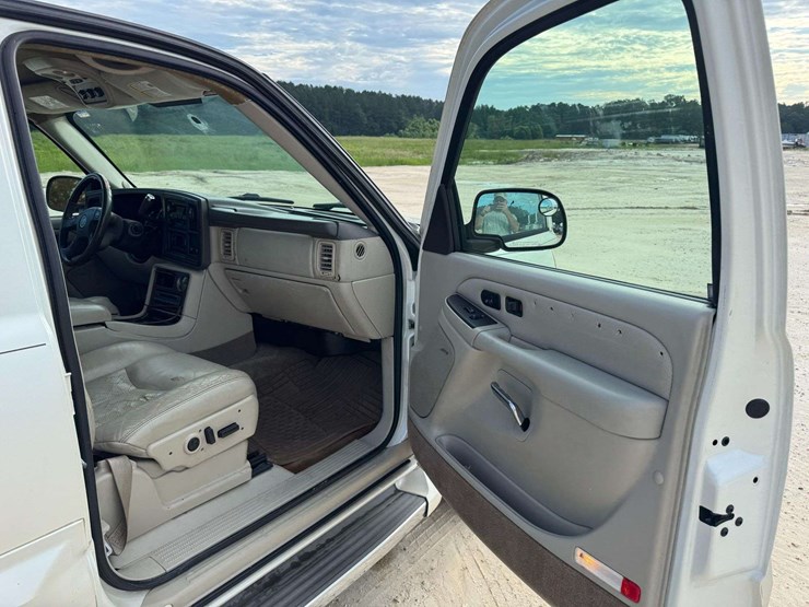 2005-cadillac-escalade-image-15