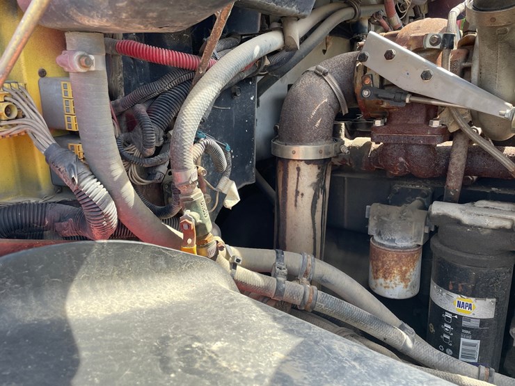 2001-freightliner-fl70-image-15