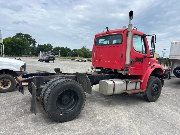 2006-freightliner-m2-106-image-5