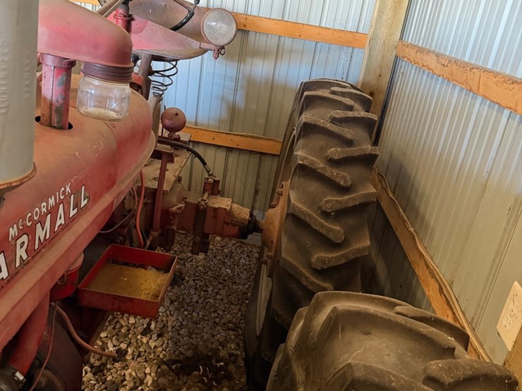 ihc-h-tractor,-narrow-front-image-9