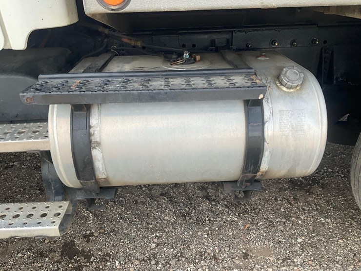 2010-freightliner-m2-106-image-23