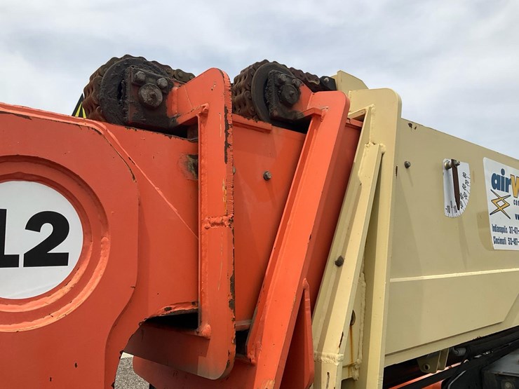2010-jlg-g12-55a-image-24