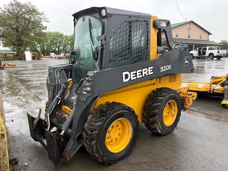 deere-320e-image-2