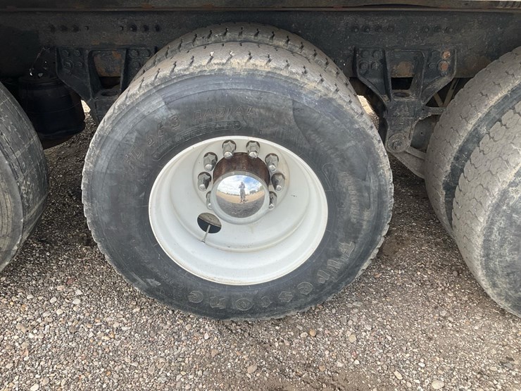 2010-freightliner-m2-106-image-16