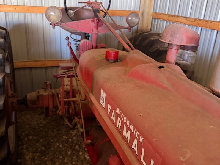 ihc-h-tractor,-narrow-front-image-16