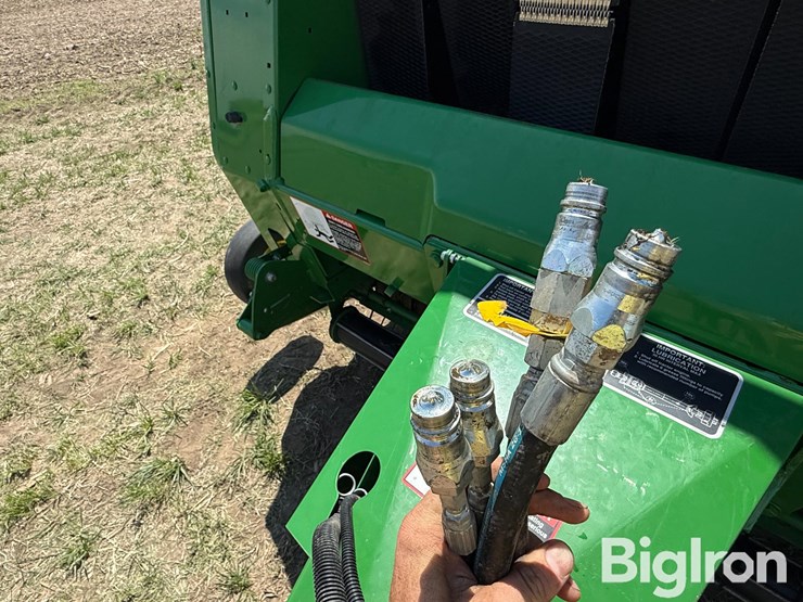 2022-john-deere-560m-image-12