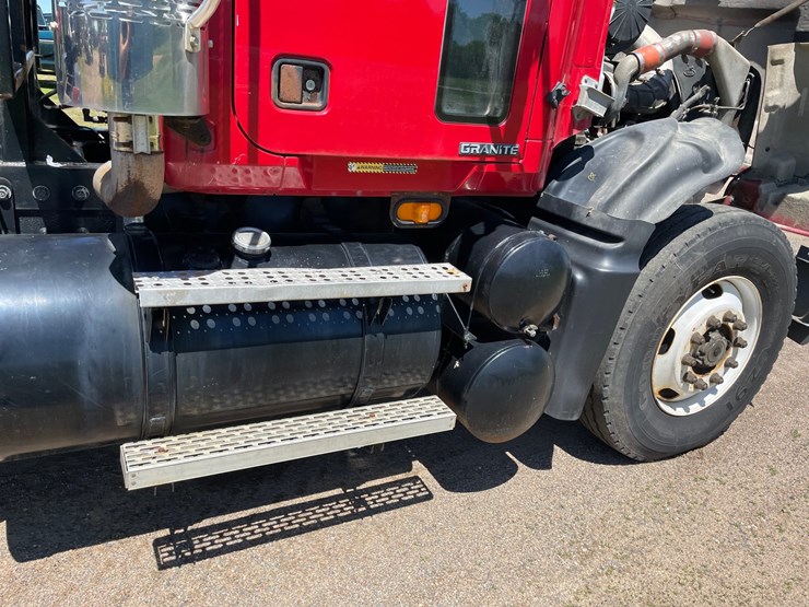 #7022-•-2003-mack-granite-tri-axle-day-cab-semi-(has-wi-title)-(deerbrook,-wi)-image-34