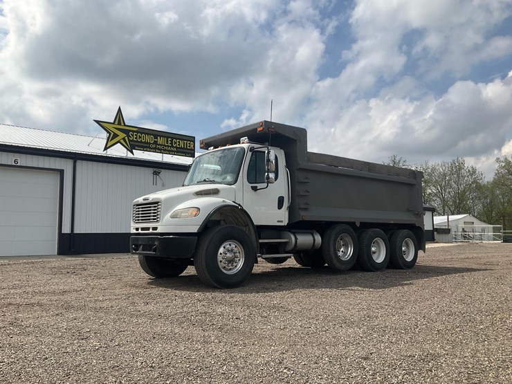 2010-freightliner-m2-106-image-1