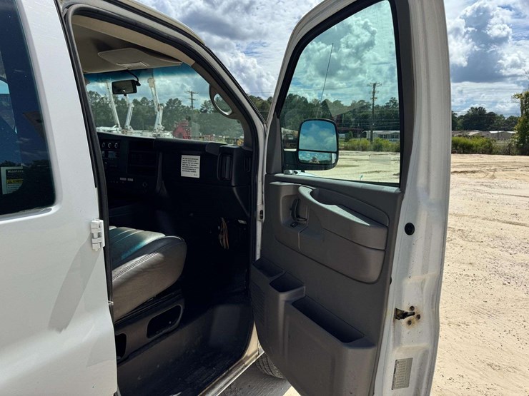 2014-chevrolet-express-g2500-image-15