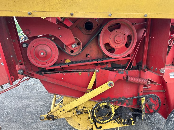 new-holland-848-image-10
