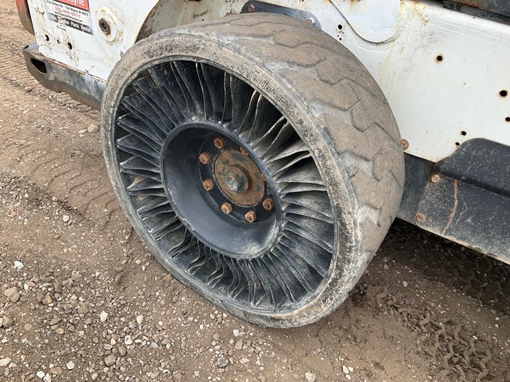 2014-bobcat-s570-image-9
