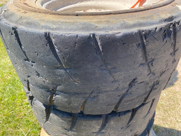 #7067-•-(4)-12-16.5-skid-steer-tires-on-rims-(deerbrook,-wi)-image-10