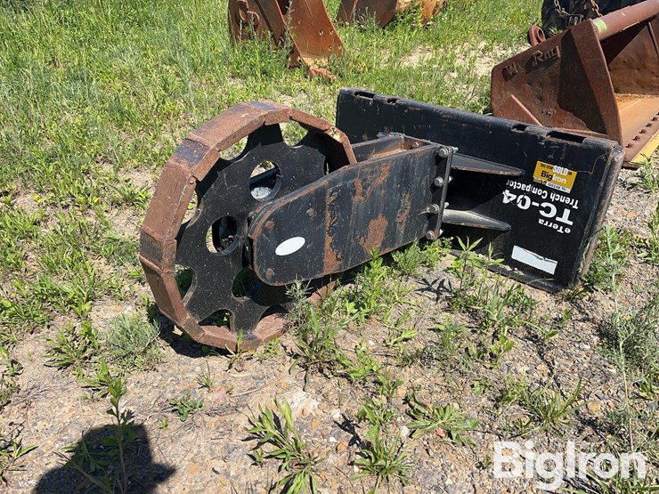eterra-tc-04-trench-compactor-skid-steer-attachment-image-1