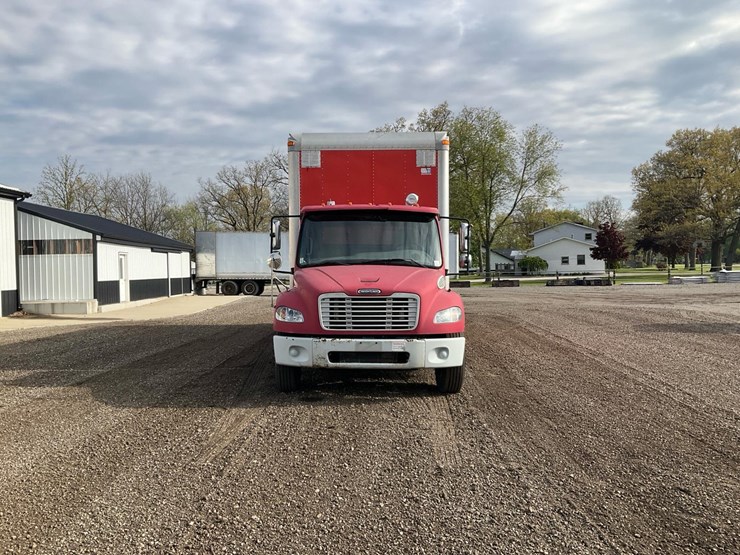 2005-freightliner-m2-106-image-10