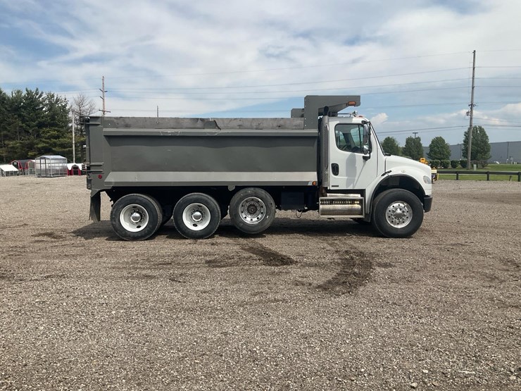 2010-freightliner-m2-106-image-4