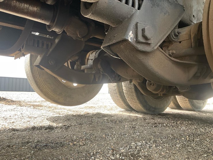 2010-freightliner-m2-106-image-40