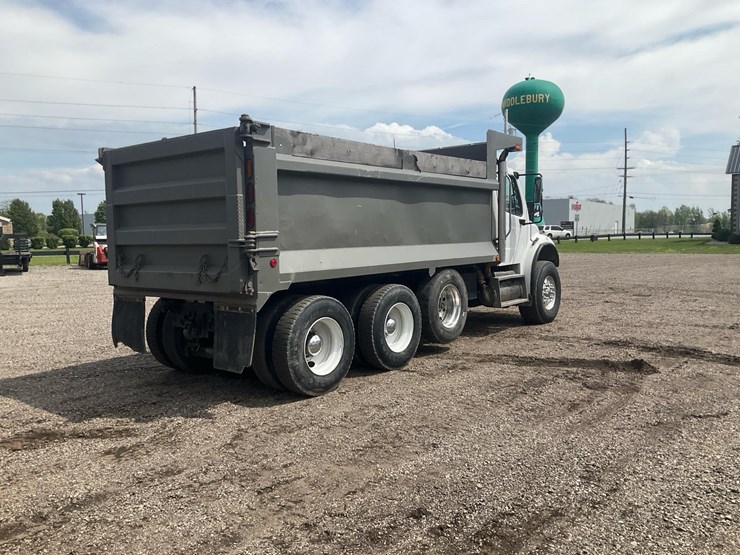 2010-freightliner-m2-106-image-5