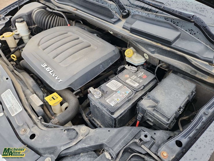 2013-chrysler-town-&-country-image-28