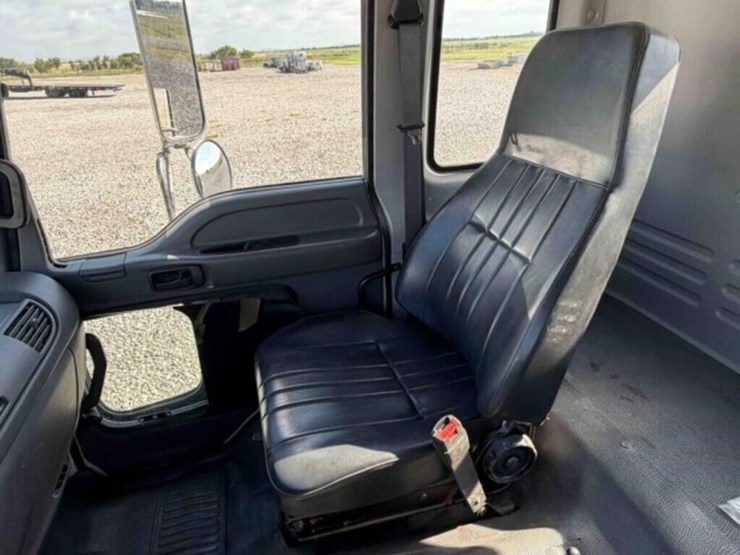 2009-gmc-t7500-image-15
