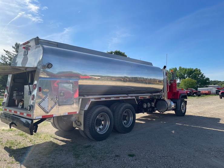 #6152-•-2002-mack-rd-model-fuel-tanker-truck-(has-title)-image-5