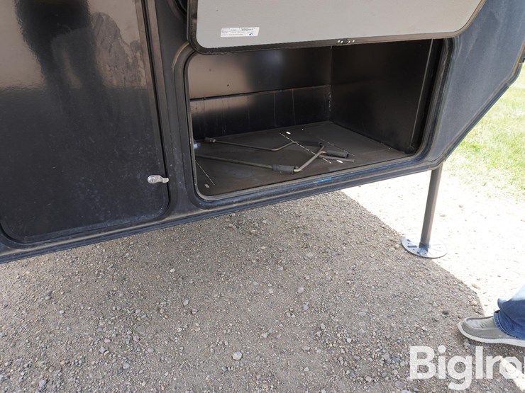 2021-heartland-elkridge-37bar-37'-camper-w/3-large-slide-outs-image-19