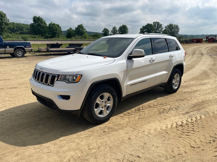 2017-jeep-grand-cherokee-laredo-image-1
