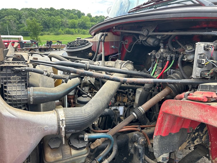 2006-freightliner-m2-106-image-12