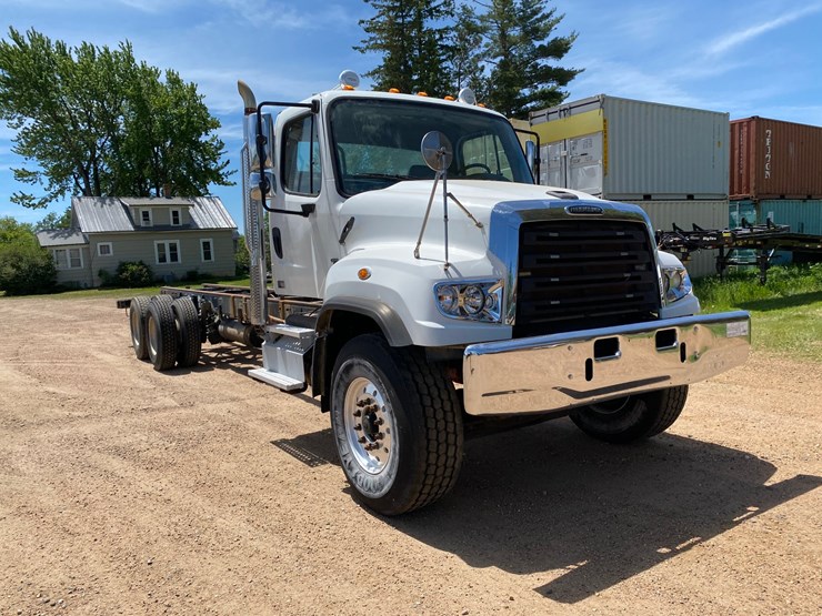 2013-freightliner-114sd-image-3