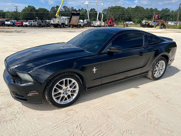 2013-ford-mustang-2-door-coupe-(245,154-miles)-image-1