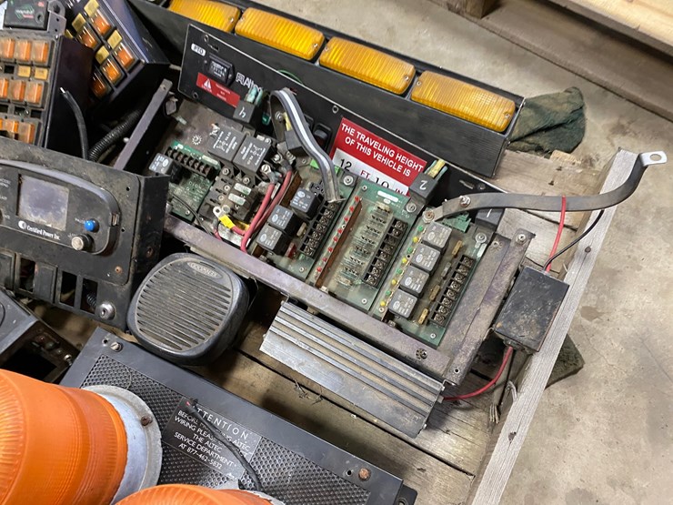 #7510-•-pallet-of-electrical-controls-panels-and-lights-(antigo,-wi)-image-6