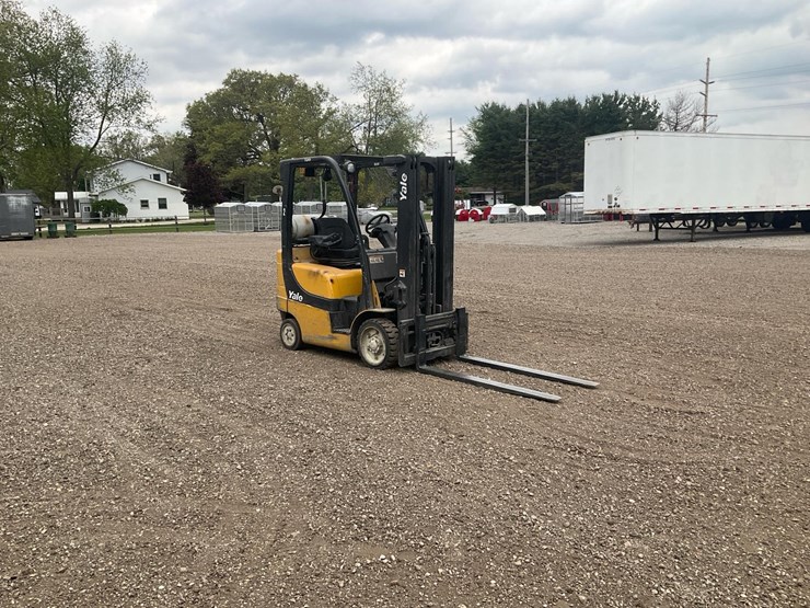 #1359-•-2010-yale-forklift-image-3