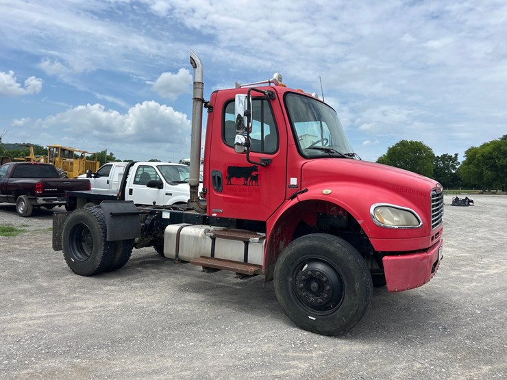 2006-freightliner-m2-106-image-1