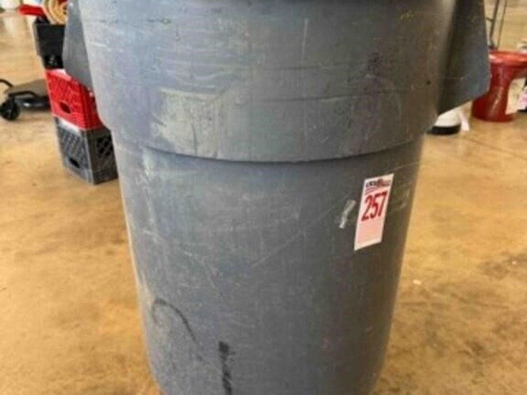 55-gallon-plastic-trash-can-image-1