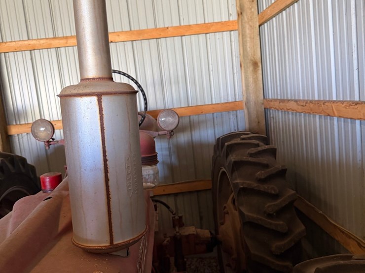 ihc-h-tractor,-narrow-front-image-10