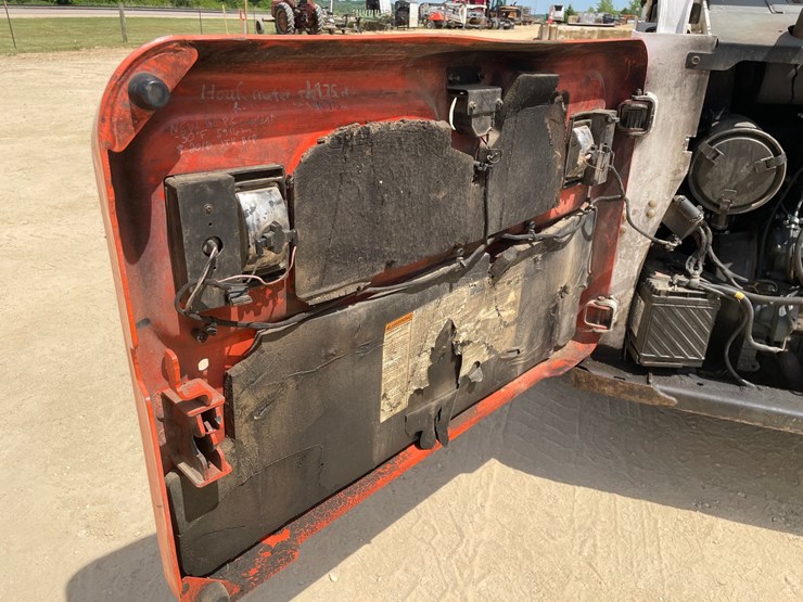 2013-bobcat-s650-image-54
