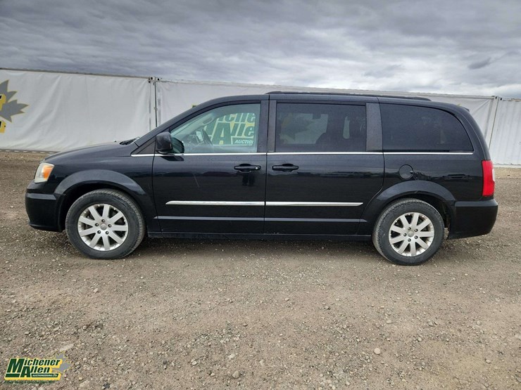 2013-chrysler-town-&-country-image-6