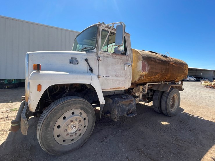 1983-ford-8000-image-17