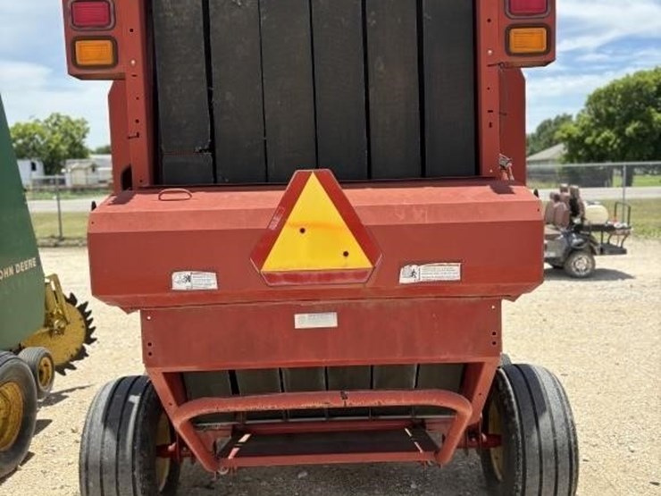 new-holland-br750-image-6