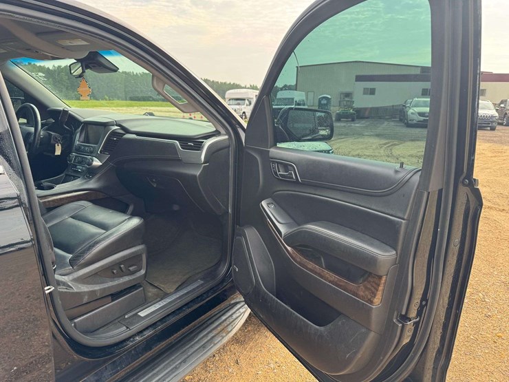 2016-chevrolet-suburban-1500-image-15