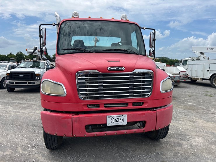 2006-freightliner-m2-106-image-4