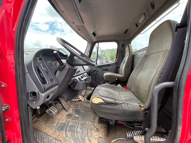 2006-freightliner-m2-106-image-9