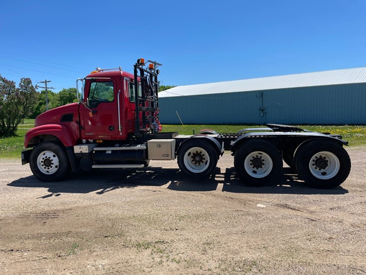 #7022-•-2003-mack-granite-tri-axle-day-cab-semi-(has-wi-title)-(deerbrook,-wi)-image-10