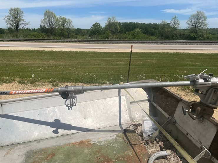 #2001-•-14'-landau-aluminum-boat-with-a-mud-motor-(no-title)-image-36
