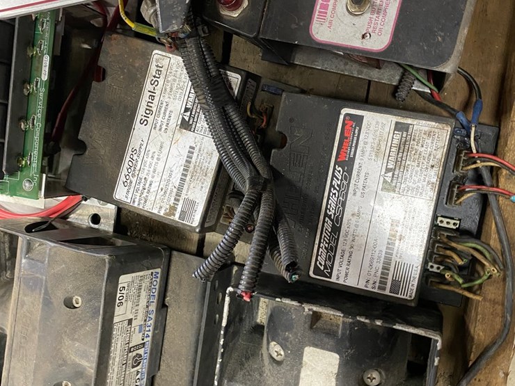 #7510-•-pallet-of-electrical-controls-panels-and-lights-(antigo,-wi)-image-12