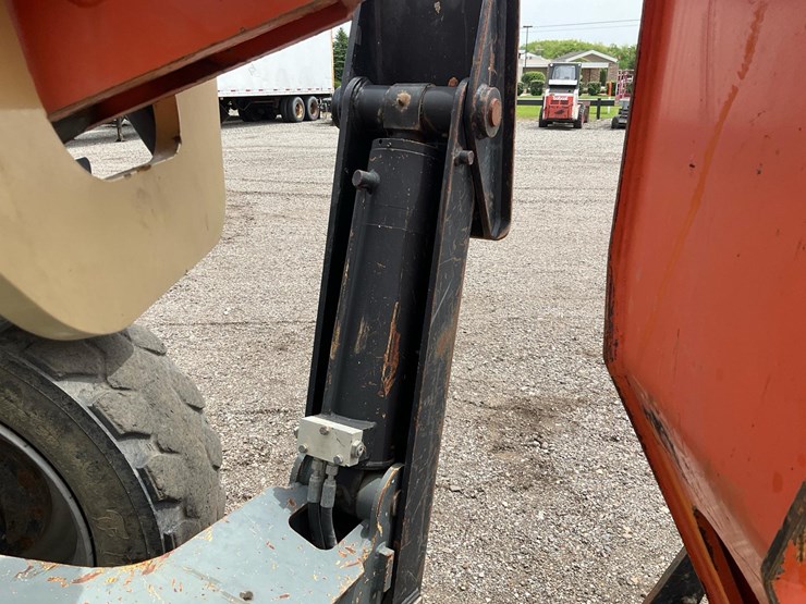 2010-jlg-g12-55a-image-32