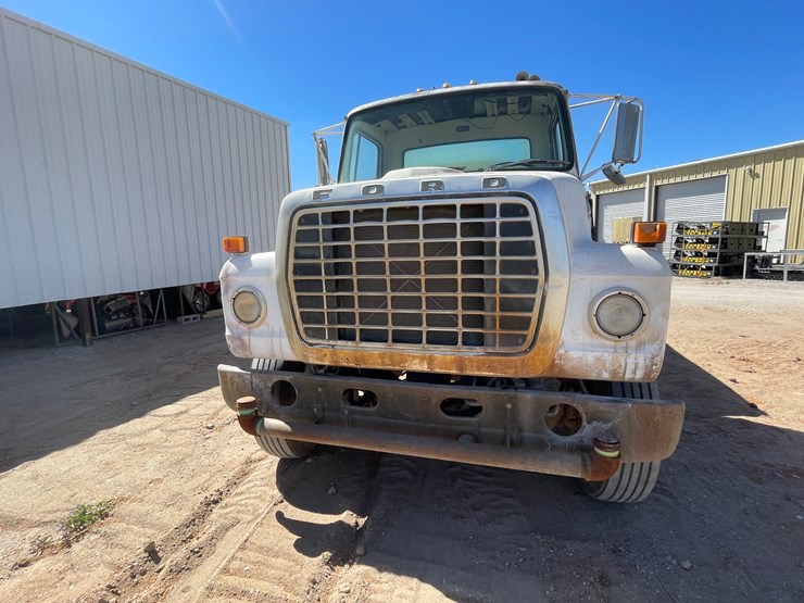 1983-ford-8000-image-2